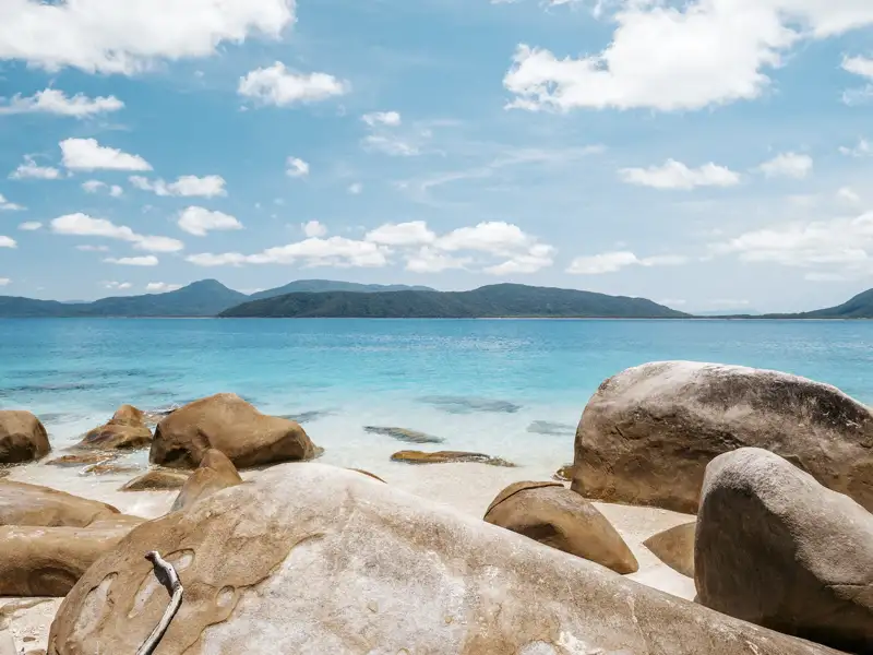 Auf unserer Studienreise Australien - die Große Australienreise gönnen wir uns auch entspannende Stunden, so in Cairns in Queensland. Zwischendurch können Sie die Unterwasserwelt des Great Barrier Reef im Semi-Sub-Boot oder mit Flossen und Schnorchel erkunden. Gehen Sie auf maritime Entdeckungsreise!
