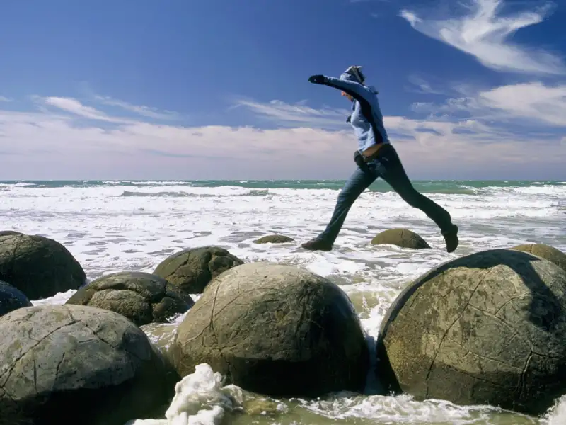 Auf Ihrer Rundreise durch Neuseeland machen Sie halt in Moeraki und können am Strand die geheimnisvollen Steinkugeln der Moeraki Boulders bewundern.
