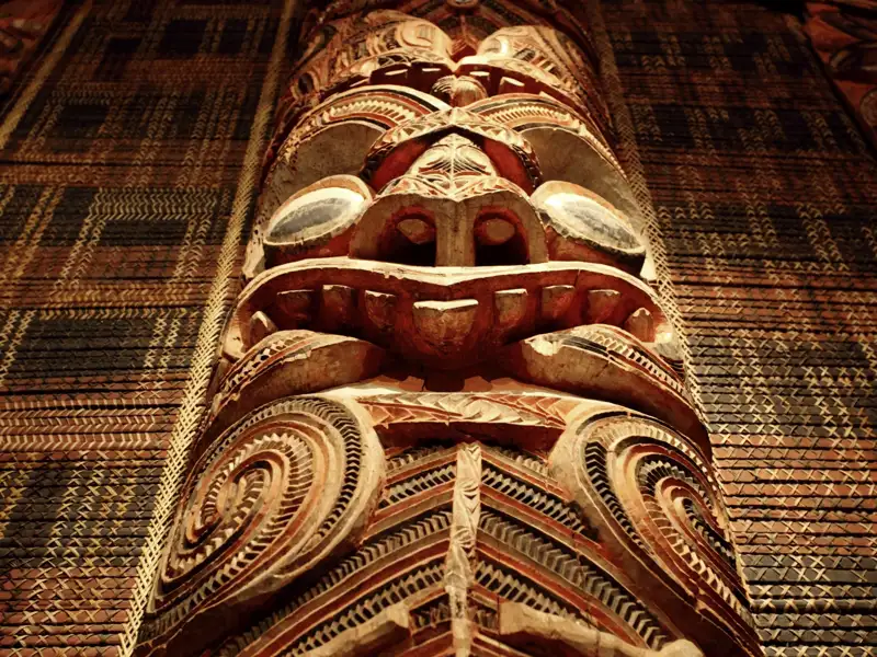 Auf dieser Studienreise  begegnet uns auch die Kultur der Maori, der Ureinwohner Neuseelands, wie hier im War-Memorial-Museum in Auckland.