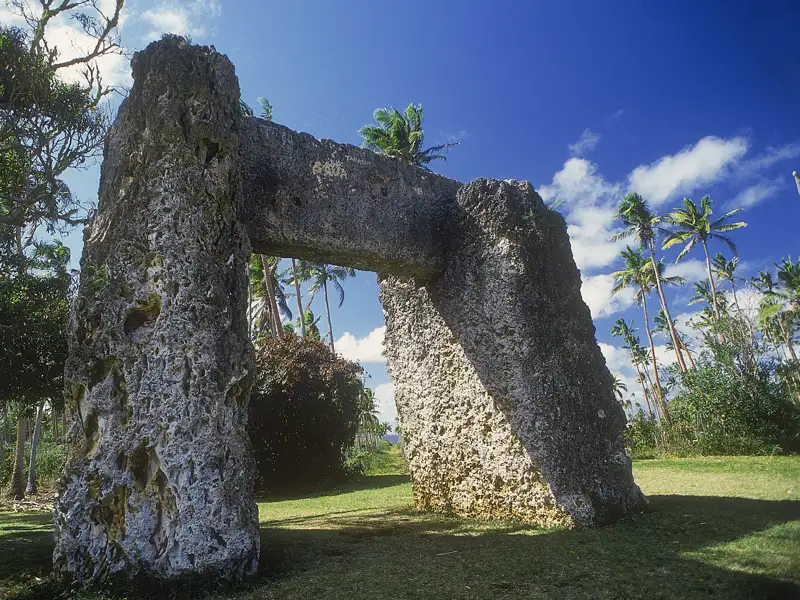 Inselrundfahrt während unserer Studienreise: Flach wie eine Scholle schwimmt die Insel Tongatapu in der türkisfarbenen Südsee, dicht bewachsen mit Palmen, Bananen und Ananas. Erhabener wird es am Trilith Ha 'amonga 'a Maui, einem Steintor aus Korallenblöcken, das der polynesische Halbgott Maui der Legende nach vor 800 Jahren auf die Insel trug.