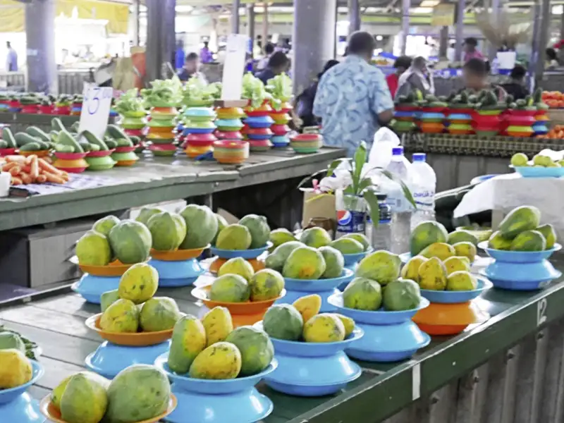 Zu Fuß erkunden wir später Tongas Hauptstadt Nuku'alofa, spazieren an Kirchen und Königsgräbern vorbei und schnuppern auf dem Markt den Duft der Tropenfrüchte.