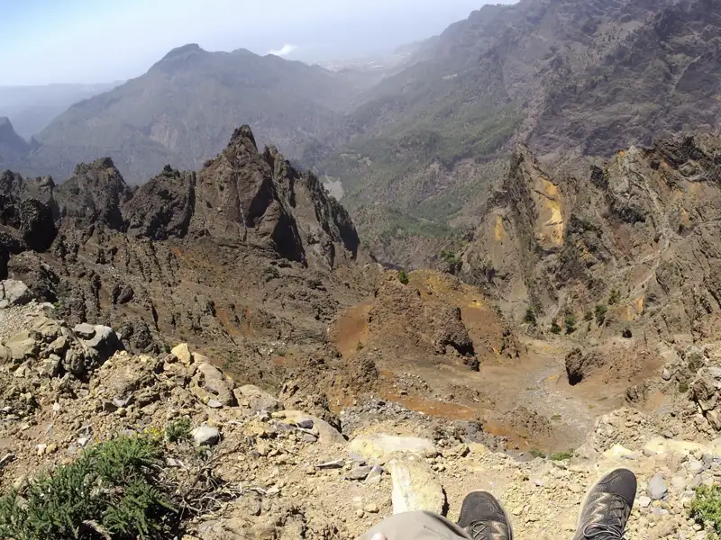Erleben Sie eine unvergessliche Reise nach La Palma mit Studiosus und entdecken Sie mit anderen Singles und Alleinreisenden die beeindruckende Vulkanlandschaft der Caldera de Taburiente. Faszinierende Farben von Gelb bis Schwarz und spektakuläre Ausblicke erwarten Sie auf der Kanareninsel.