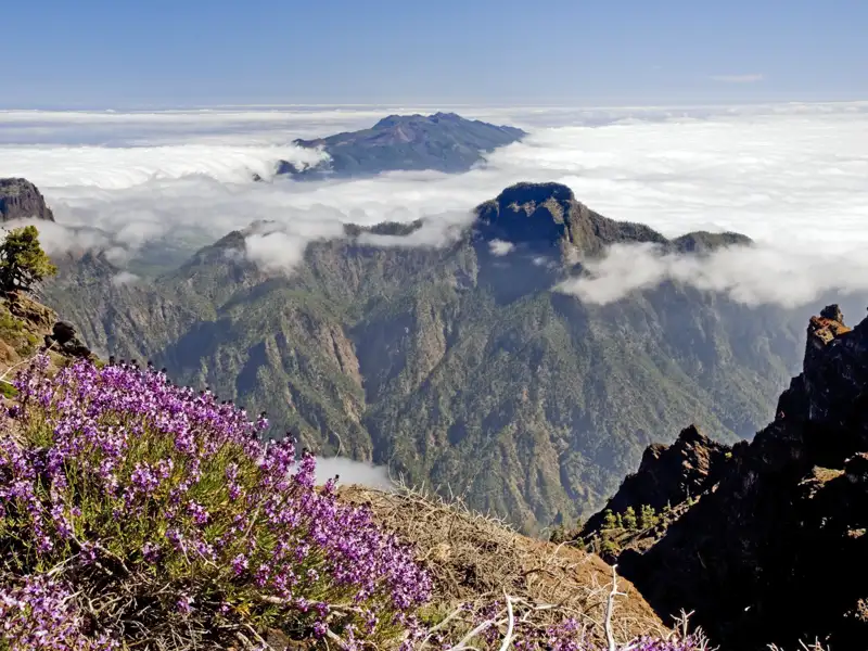 Eine Wanderung auf der me & more-Reise fürr Singles und Alleinreisende nach La Palma führt auf dem Höhenweg der Caldera de Taburiente zum Pico de la Nieve. Ihre Studiosus-Reiseleitung zeigt Ihnen fantastische Blicke auf den Roque de los Muchachos, in die Tiefe des Kraters und bis nach Teneriffa.