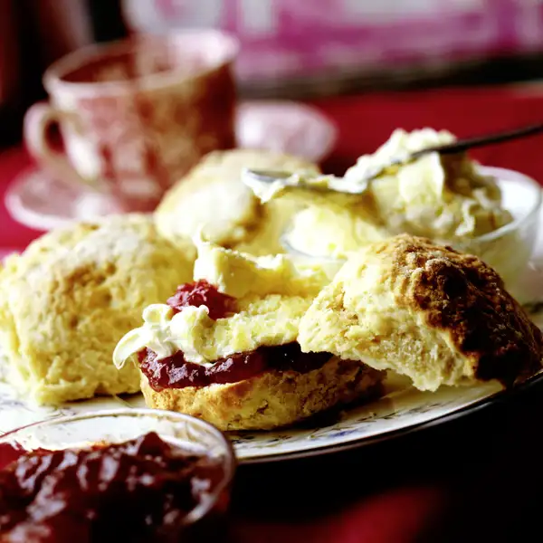 Auf unserer Rundreise für Singles und Alleinreisende nach Südengland werden Sie Zeit und Gelegenheit für einen stilvollen Cream Tea haben!