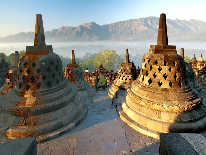 Ihre umfassende Studienreise durch Indonesien führt Sie auch zur größten buddhistischen Tempelanlage der Welt, Borobudur auf Java. Besonders magisch bei Sonnenaufgang.