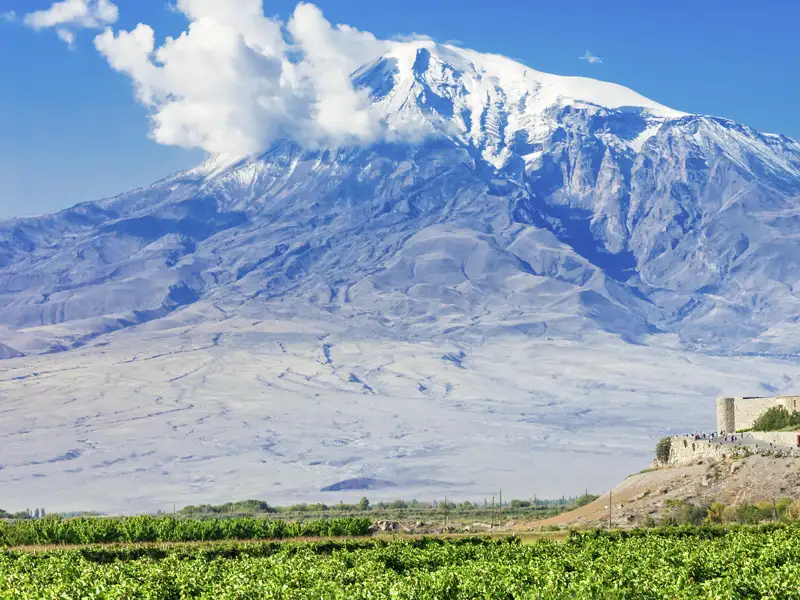 Auf unserer Wander-Studienreise Armenien-Georgien - zwischen Ararat und Kaukasus besuchen wir am fünften Tag das wunderschön gelegene Kloster Chor Wirab.