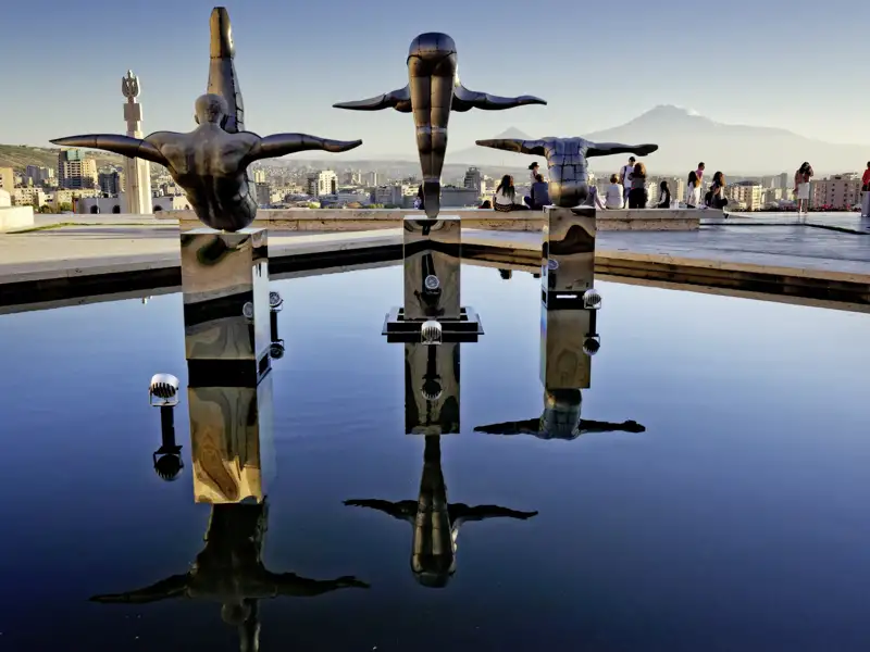 Vor der Kulisse des Berges Ararat beeindruckt uns auf unserer Wanderreise mit Studiosus dieser Brunnen  auf der berühmten Kaskade der Hauptstadt Eriwan, einer monumentalen Marmortreppe.