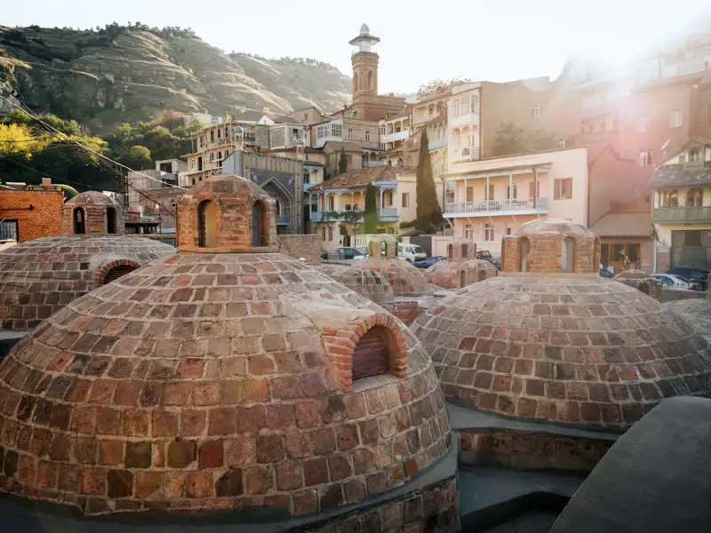 Auf Ihrer Wanderreise durch Armenien und Georgien sehen Sie auch die bunte Hauptstadt Tiflis: Auf Wunsch können Sie das Bäderviertel nicht nur von außen besichtigen, sondern auch eines der Schwefelbäder besuchen.