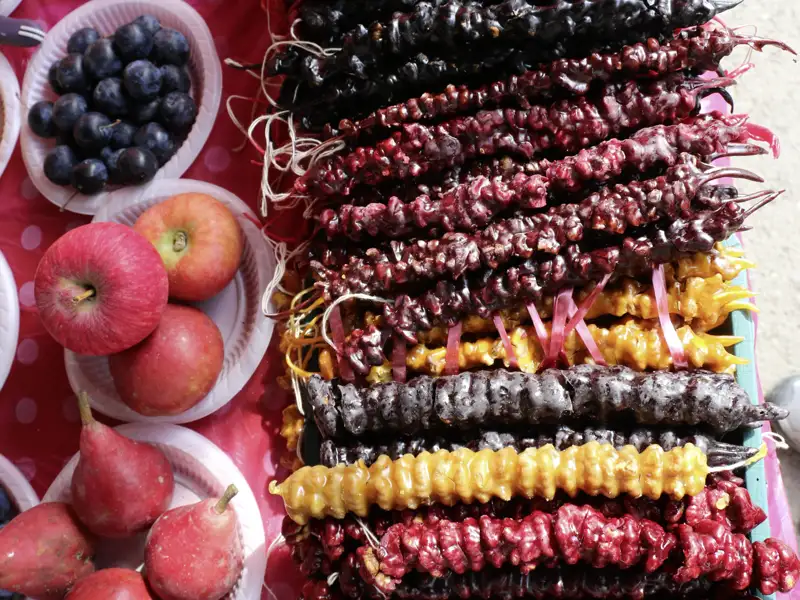 Auf unserer Wander-Studienreise durch Georgien und Armenien kosten wir sicher auch Tschurtschchela, das typische georgische Konfekt, das traditionell als Dessert gegessen wird. Dabei handelt es sich um Wal- oder Haselnüsse, die mit einer Traubensaft-Kuvertüre überzogen sind.