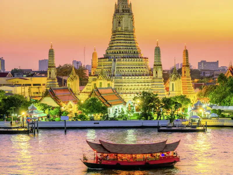 Bangkok: der Tempel Wat Arun und der Fluss Chao Phraya sind in der Abendstimmung beleuchtet