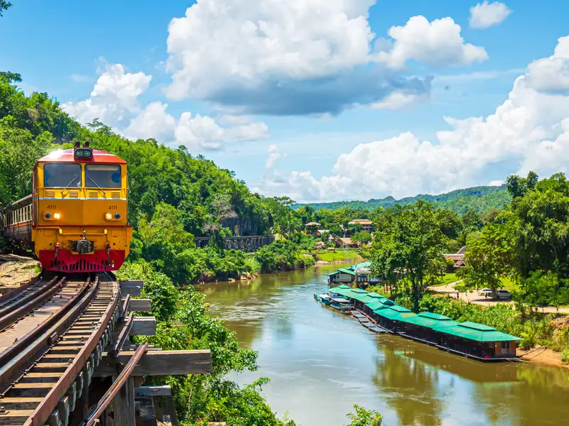 Die eineinhalbstündige Fahrt mit der "Todeseisenbahn", die von den alliierten Gefangenen während des Zweiten Weltkriegs in Thailand gebaut wurde, stimmt uns nachdenklich, doch die himmlische Landschaft vor dem Zugfenster hellt die Stimmung schnell wieder auf.