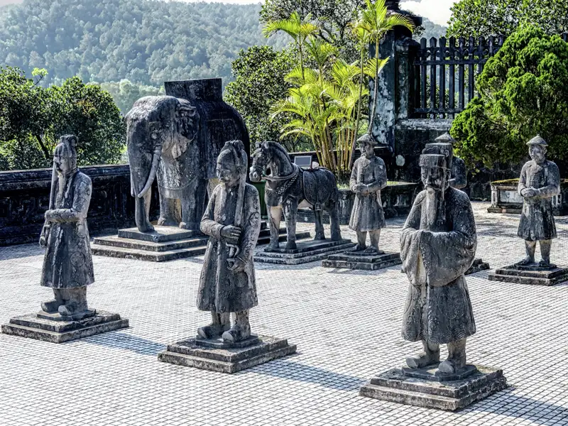 Ziel unserer kleinen Flussreise: das Kaisergrab von Minh Mang, noch immer bewacht von steinernen Elefanten und Soldaten. Was das alles mit Feng-Shui zu tun hat? Fragen Sie Ihre Reiseleiterin!