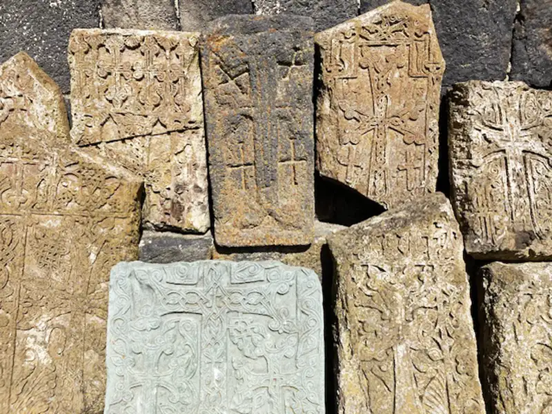 Auf usnerer Studiosus-Reise durch Georgien sehen wir bestimmt auch einige Kreuzsteine.