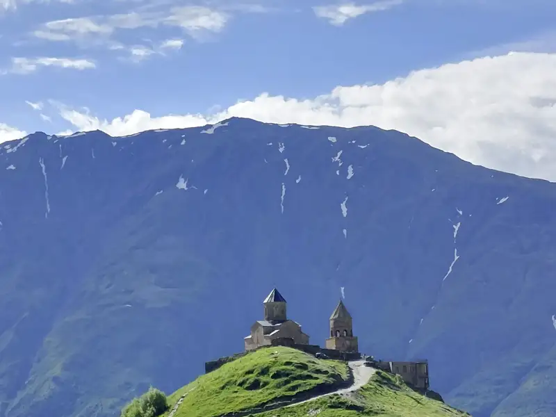 Die Gergeti-Dreifaltigkeitskirche in Georgien liegt wie ein verlorenes Bauklötzchen am Fuße der gewaltigen Gletschermassive.