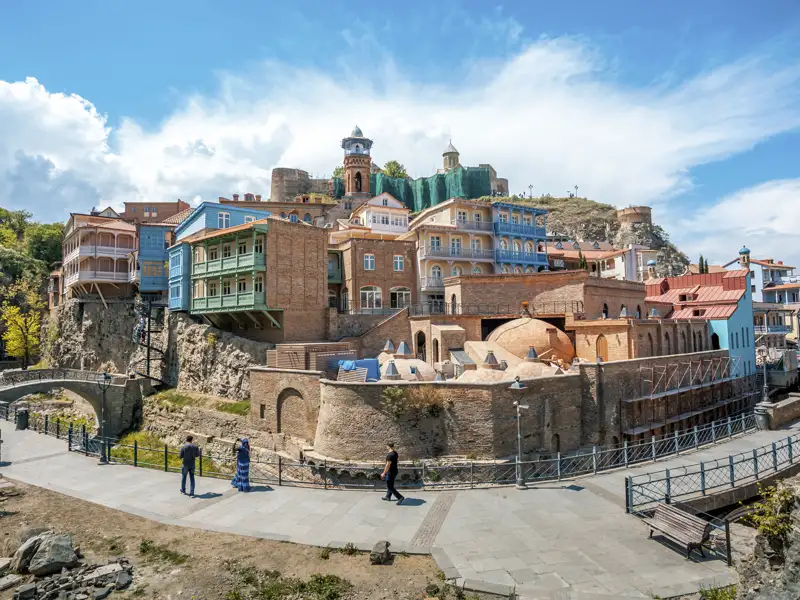 Auf unserer Rundreise durch Georgien erkunden wir auch das Bäderviertel in der historischen Altstadt von Tiflis.