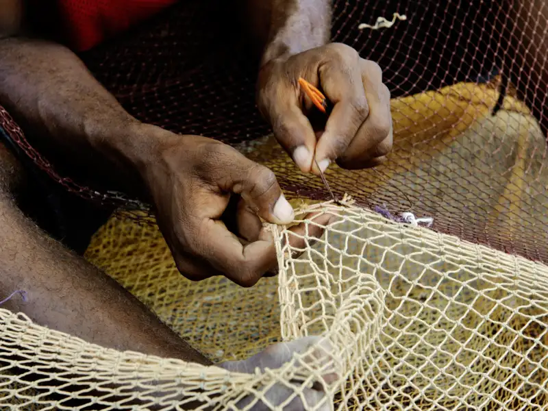Das Großartigste an den Kapverden sind die Menschen, die sich ihre Freude am Leben von der Armut nicht trüben lassen. Mitten im Atlantik haben sie eine farbenfrohe Kultur mit Einflüssen dreier Kontinente entwickelt. Die Kunst des Fischens wird hier großgeschrieben. Sicher sehen wir auf unserer Kreuzfahrt durch die Kapverden so manchen Fischer bei seiner Arbeit.