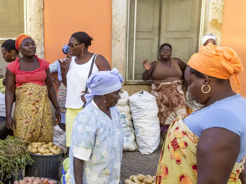 Bei unserer Reise auf die Kapverden spazieren wir über einen Markt in Praia, Die Hauptstadt der Kapverden ist bunt, lebendig und mit unverkennbar afrikanischem Flair.