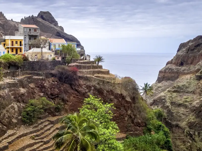 Auf unserer Kreuzfahrt erleben wir die atemberaubende Natur der Kapverden und besichtigen die einheimische Inselgruppe Fontainhas inmitten von Bergen und durch die Natur entstandenen Terassen