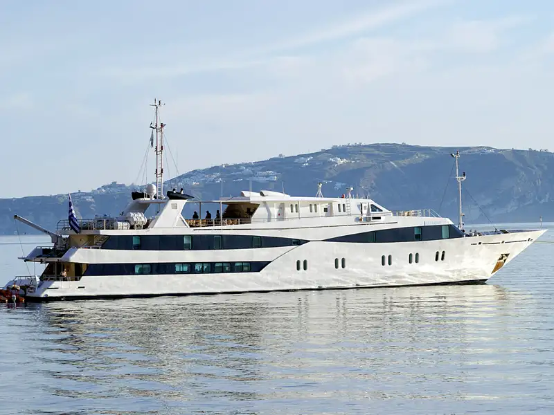 Auf unserer Gruppenreise durch die Kapverden erleben wir auch die luxuriösen Seiten des Landes und können hin und wieder einer erstaunenswerten Yacht entgegen kommen