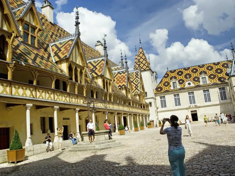In Beaune besuchen wir das ehemalige Krankenhaus der Armen - das Hôtel de Dieu - mit seinen gut erhaltenen bunten Dachziegeln