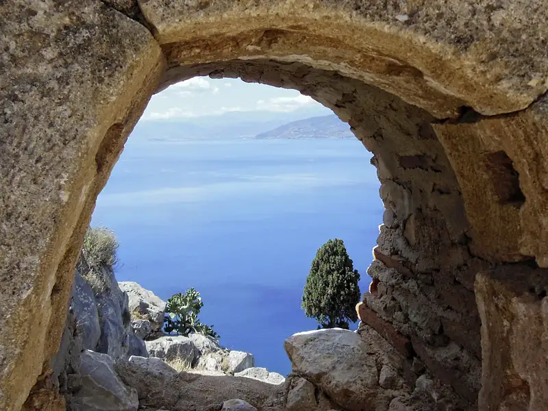 Auf unserer Studienreise durch Griechenland genießen wir viele fantastische Aussichten, wie hier bei Nauplia auf dem Peloponnes.