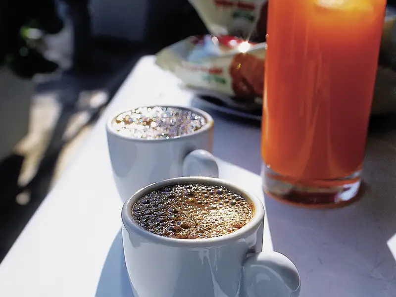 Zwischen Ausgrabungsstätten und Baden wird es bei unserer Rundreise durch Griechenland auch Zeit für eine Pause mit belebendem griechischem Kaffee geben.