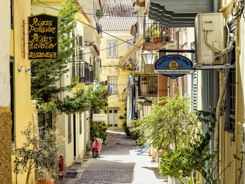 Wenn die Siesta vorbei ist, laden in griechischen Orten wie hier in Nauplia die Altstadtgassen zum Shopping und Dining ein.
