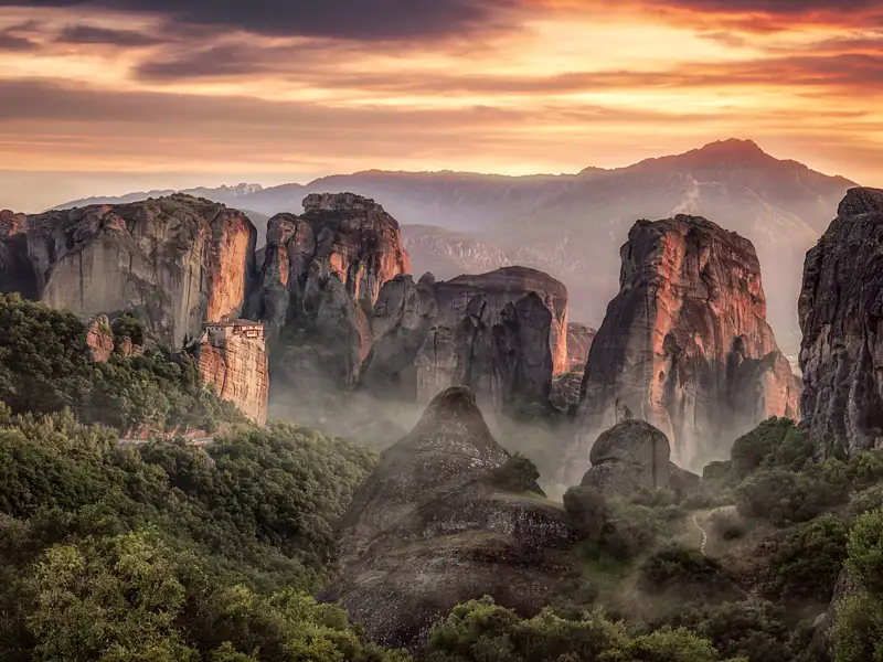 Die majestätischen Felsen von Meteora werden wir auf unserer Studienreise durch Nordgriechenland auch besichtigen. Bei Sonnenuntergang herrscht dort eine einmalige Atmosphäre.