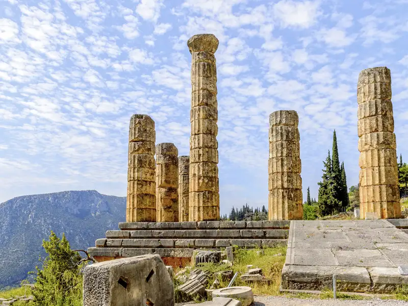 Wir besuchen während unserer ausführlichen und erlebnisreichen klassischen Studienreise durch Griechenland auch die antiken Säulen des Apollotempels in Delphi.