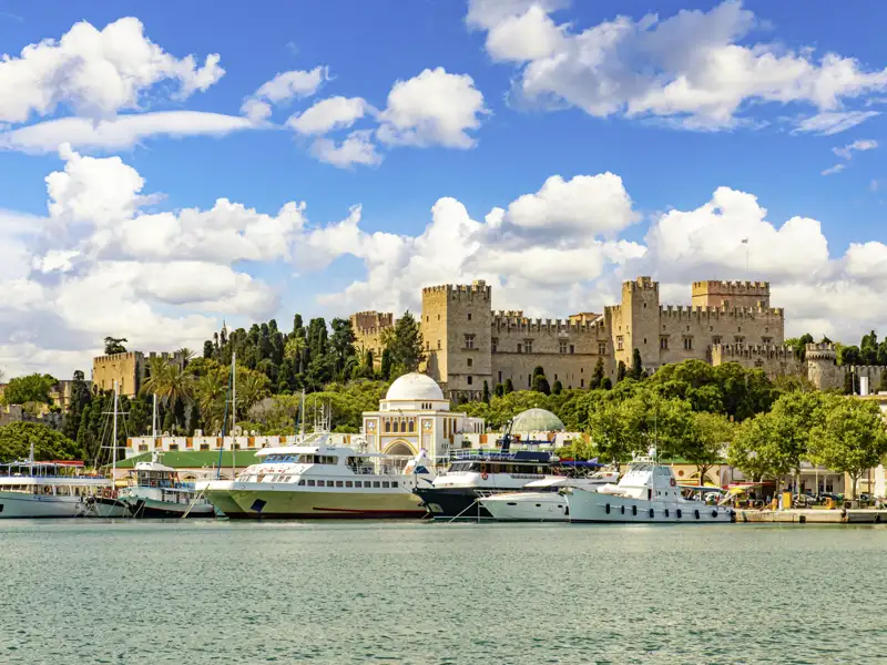 Auf unserer Studienreise über die Inseln Kos und Rhodos werfen wir im Hafen von Rhodos einen Blick auf den historischen Großmeisterpalast.
