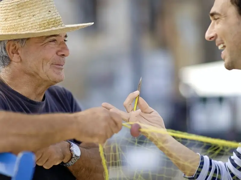 Begegnen Sie während Ihrer Studiosus-Gruppenreise durch Griechenland freundlichen Einheimischen in ihrem Alltag und beim Pflegen von Traditionen, zum Beispiel beim Fischen.