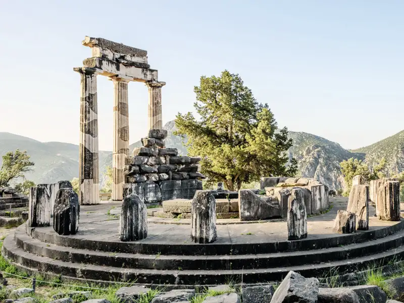 Eine Rundreise durch Griechenland wäre nichts ohne einen Besuch im antiken Zentrum der Welt – Delphi.