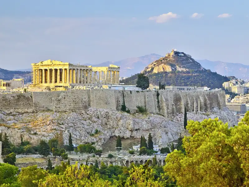 Unsere Rundreise durch Griechenland endet in der griechischen Hauptsatdt Athen. Die majestätische Akropolis überragt die Stadt und ist von Weitem sichtbar.