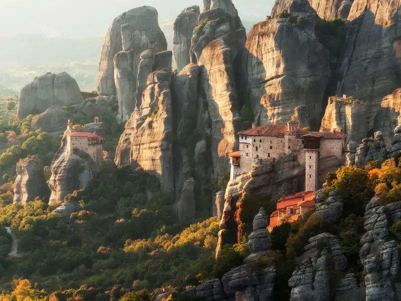 Auf unserer klassischen Studienreise nach Griechenland sehen wir zwei der atemberaubenden Meteoraklöster auf den hohen Felskuppen.