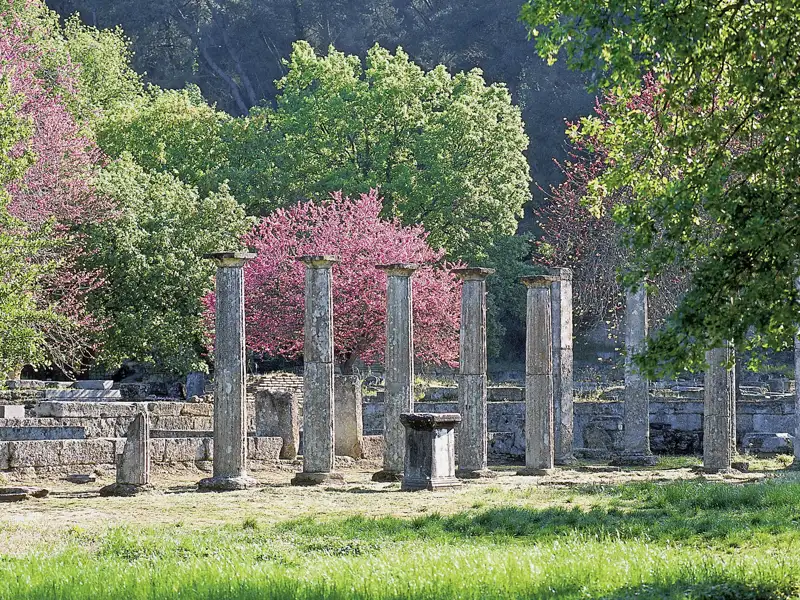 Das antike Olympia darf bei keiner Rundreise durch Griechenland fehlen. Im Frühjahr entfalten die Judasbäume ihre Blütenpracht.
