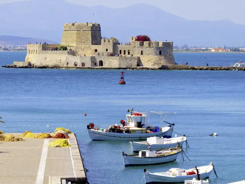 Der Hafen von Nauplia lädt bei unserer Gruppenreise durch Griechenland zum Flanieren ein. Dabei fällt der Blick auf die Bourtzi-Festung.