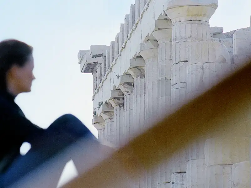 Bei unserer umfassenden Studienreise durch ganz Griechenland entdecken wir die antiken Schätze des Landes, wie die Säulen der Akropolis in Athen.