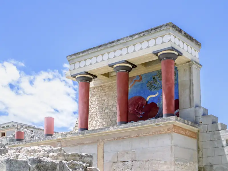 Auf unserer Studienreise auf Kreta besichtigen wir auch die antiken Ruinen von Knossos.