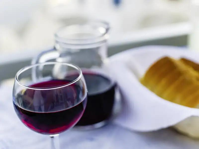 Wer mag, lässt sich bei der Rundreise durch die Kykladen zum Abendessen ein Glas Rotwein schmecken.