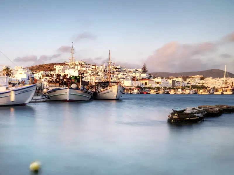 Fischerboote im Hafen eider Kykladeninsel Paros