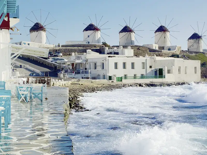 Auf unserem Insel-Hopping über die Kykladeninseln kommen wir auch nach Mykonos, wo wir nicht nur die fünf Windmühlen, das Wahrzeichen der Insel, sehen werden.