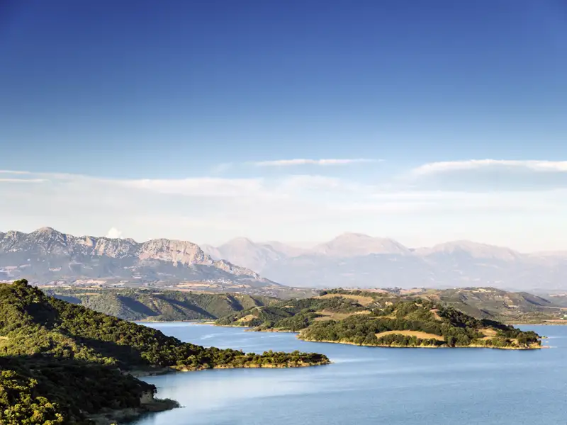 Auf unserer Wanderreise mit Studiosus in Griechenland bieten sich immer wieder schöne Aussichten auf die Küste des Peloponnes.