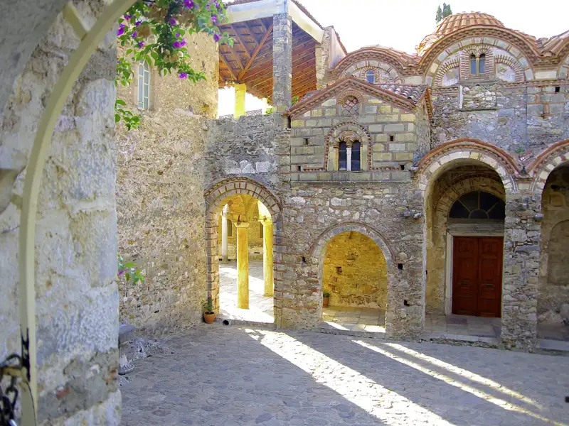 Die spektakulär in der Bergwelt gelegene Ruinenstadt Mistra gewährt uns Einblicke in die byzantinische Kultur und die Rolle der orthodoxen Kirche in Griechenland.