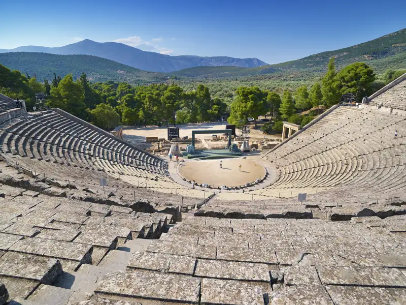 Auf unserer Studienreise mit Muße besichtigen wir das Amphitheater in Epidauros und erfahren, warum die Schauspieler in den antiken Theatern auch ohne Mikrofon gut zu verstehen waren.