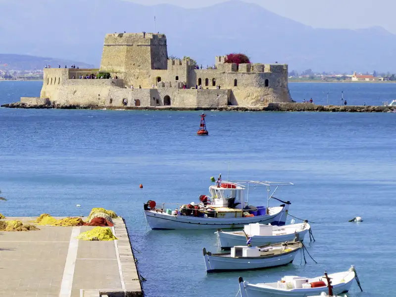 Der Hafen von Nauplia auf dem Peloponnes lädt bei der Rundreise durch Griechenland zum Flanieren ein. Dabei Blick auf die Bourtzi-Festung.