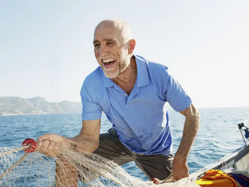 So wie dieser Fischer werden auch Sie viel Spaß haben – auf unserer stressfreien elftägigen Studienreise Griechenland – mit Muße.