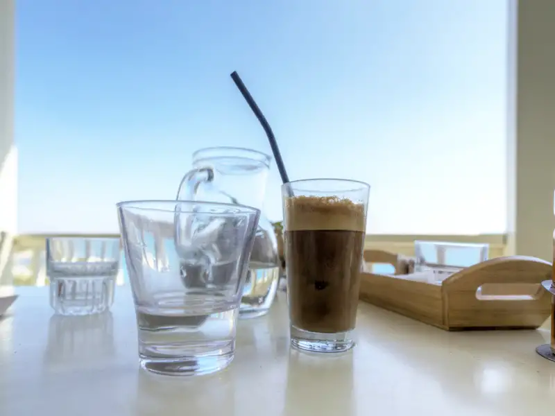 Auf unserer Kreta-Reise mit Muße gibt es immer wieder Gelegenheit, das mediterrane Leben in einem Straßencafé an sich vorbeiziehen zu lassen und einen Eiscafé Frappé zu genießen.
