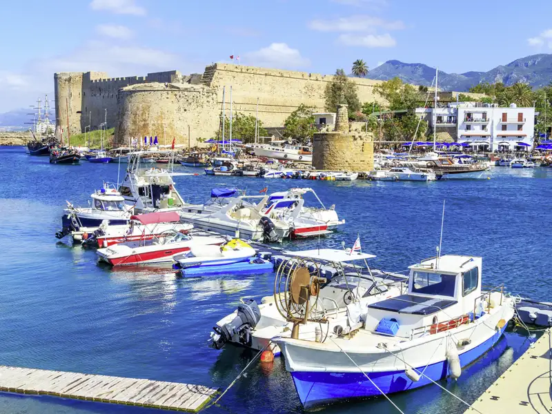 Eine unserer Stationen während unserer Gruppenreise mit Studiosus über die Insel Zypern ist Kyrenia mit seinem Hafen und der mächtigen Burganlage.