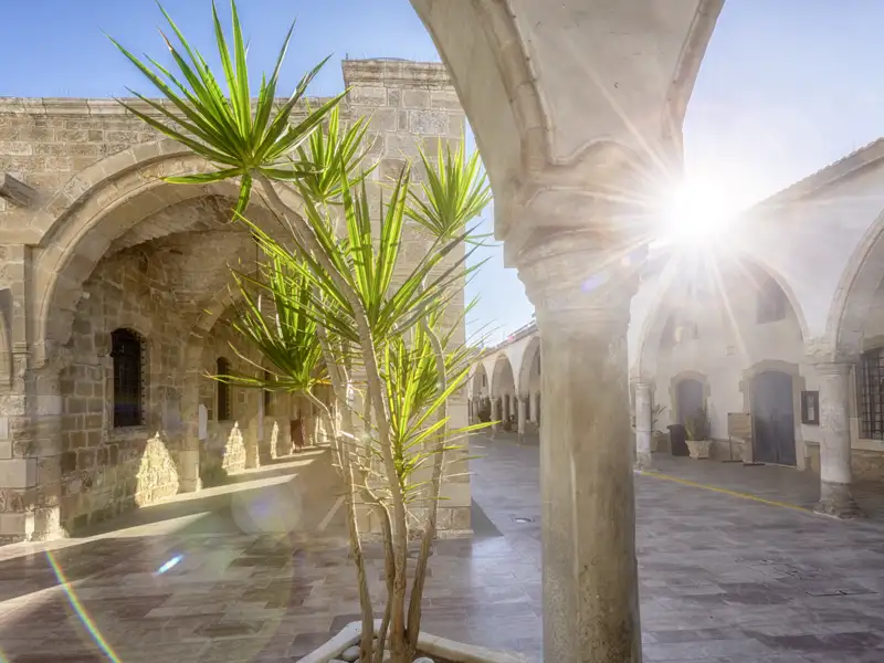 Auf unserer Studienreise durch Zypern lernen wir Larnaca kennen mit seinen vielen alten Kirchen, z.B. der Lazaruskirche Agios Lazaros.