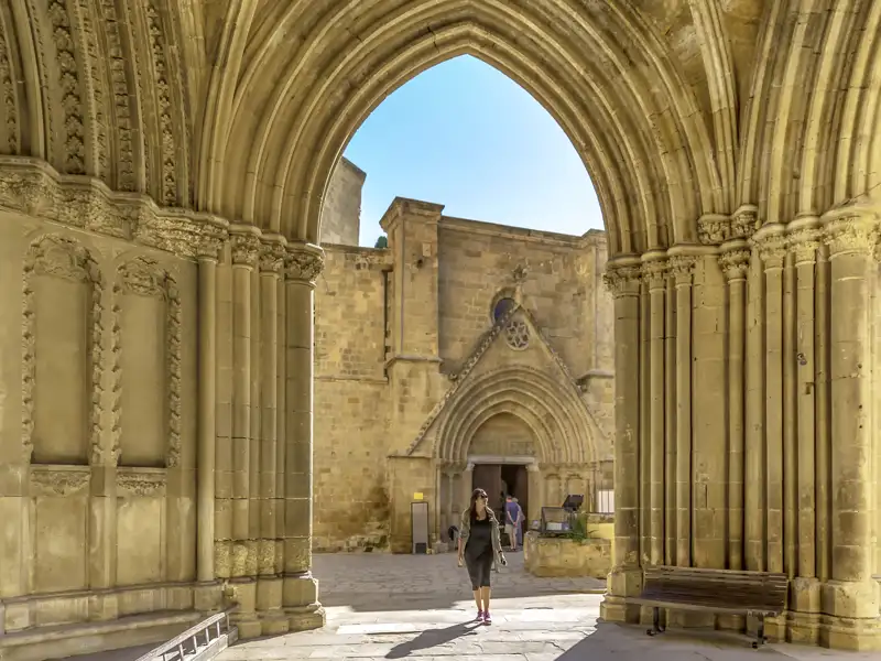 Unsere Reiseroute durch Zypern führt uns auch in die geteilte Hauptstadt Nikosia mit der Selimiye-Moschee, ehemals die Hl.-Sophien-Kathedrale.